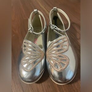 Each shoe has a embroidery design and together makes a butterfly 🦋